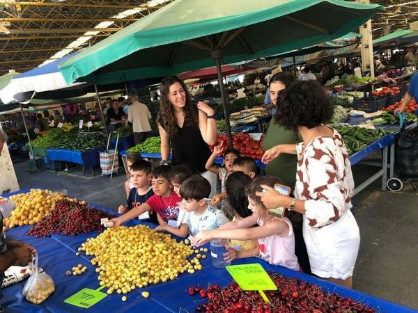 Bayraklı Belediyesi, anaokulu öğrencilerini sokakta eğitiyor