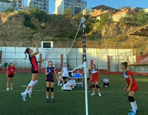 Bayraklı Belediyesi'nin yaz okullarında voleybol şenliği