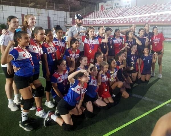 Bayraklı Belediyesi'nin yaz okullarında voleybol şenliği