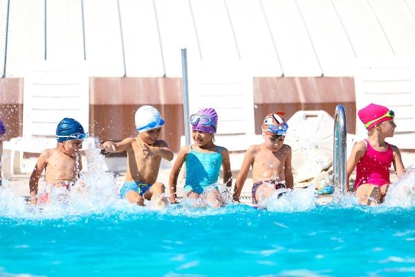 Bayraklı Belediyesi'nin yüzme kurslarına yüzlerce başvuru oldu