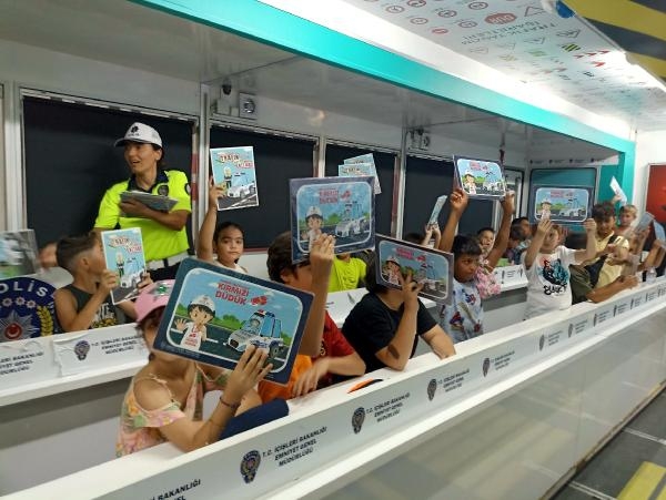 Bodrum'da çocuklara mobil Trafik Eğitim TIR'ında eğitim verildi