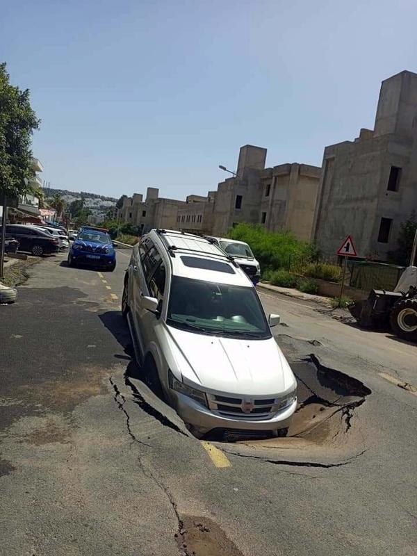 Bodrum'da su hattı yine patladı, cip içine düştü