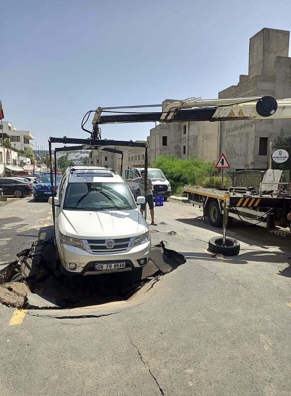 Bodrum'da su hattı yine patladı, cip içine düştü