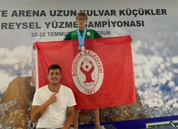 Bornova Belediyesi yetiştirdi, yüzmede Türkiye ikincisi oldu