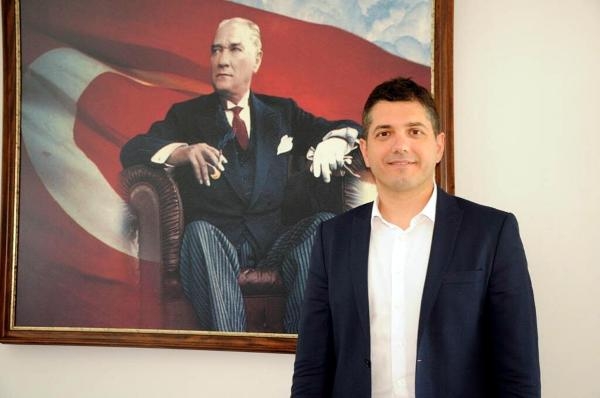 Cem Adrian ve Olsen Flarmoni Orkestrası EGİAD için sahnede