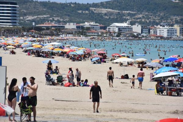 Çeşme'de tatilin son gününde de yoğunluk