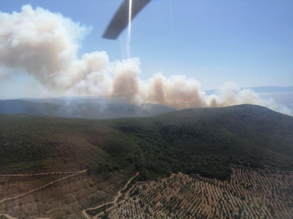 Çeşme'ye 4 uçak, 7 helikopterle müdahale