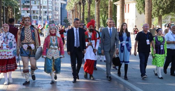 Denizli'de, 'Uluslararası Halk Dansları Festivali' kortej yürüyüşüyle başladı