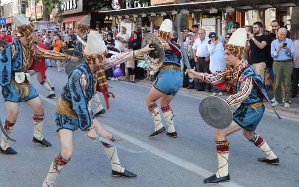 Denizli'de, 'Uluslararası Halk Dansları Festivali' kortej yürüyüşüyle başladı