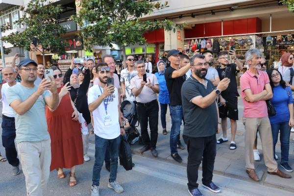 Denizli'de, 'Uluslararası Halk Dansları Festivali' kortej yürüyüşüyle başladı