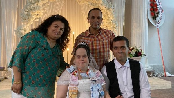 Down sendromlu Sibel, temsili düğünle gelin oldu