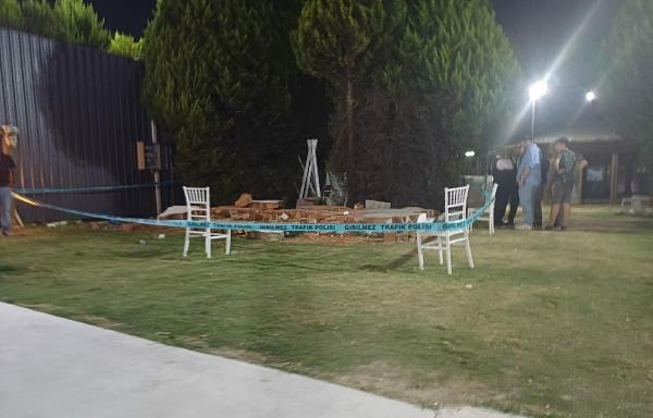 Düğün salonunda dekor altında kalarak öldü