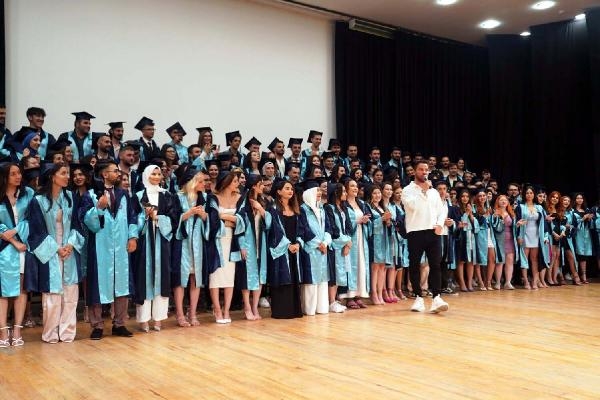 Ege İletişimliler Sinan Akçıl ile mezun oldu