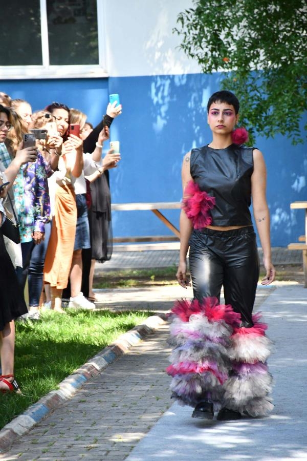Egeli genç modacıların tasarımları 'ShowVerse' temalı defile ile sergilendi