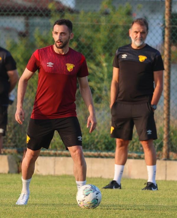 Göztepe sahaya indi