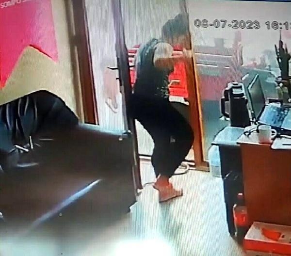 İş yerine yılan girdi, çalışan masaya çıktı