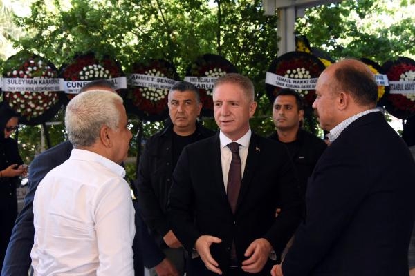 İstanbul Emniyet Müdürü Aktaş'ın babası İzmir'de toprağa verildi