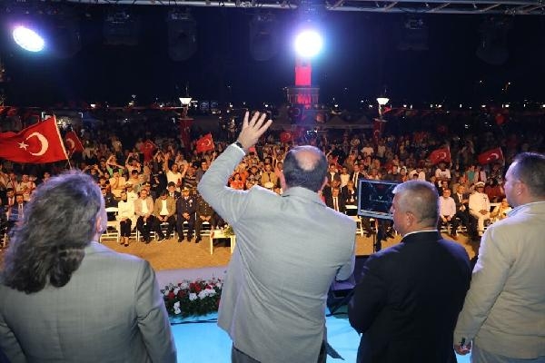 İzmir'de '15 Temmuz' için meydan doldu