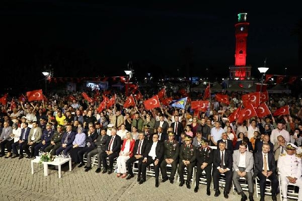 İzmir'de '15 Temmuz' için meydan doldu