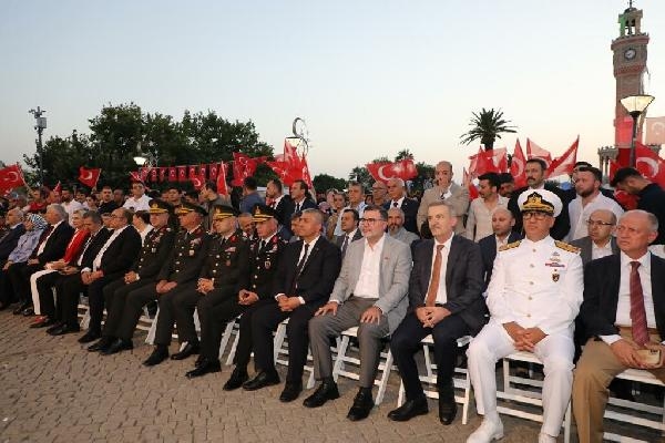 İzmir'de '15 Temmuz' için meydan doldu