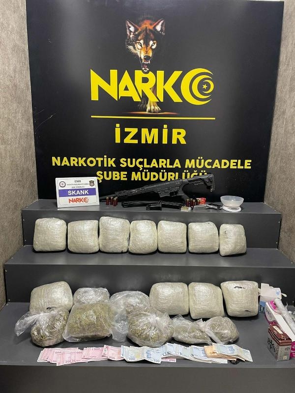 İzmir'de 7 ayrı 'uyuşturucu evi'ne baskın
