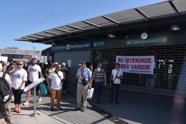 İzmir'de güneş altında otobüs kuyrukları oluştu
