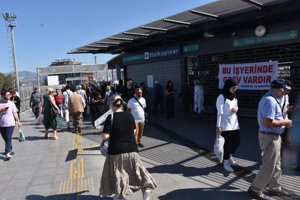 İzmir'de güneş altında otobüs kuyrukları oluştu