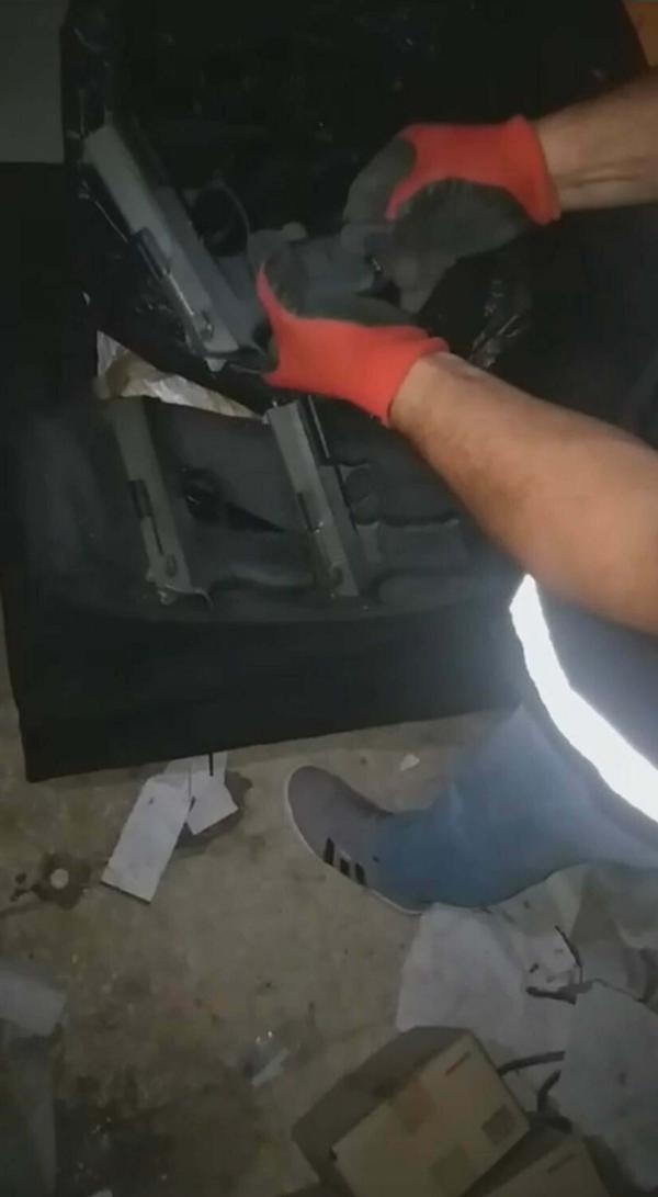 İzmir'de silah satıcılarına baskın