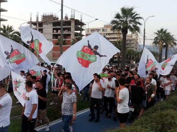 Karşıyaka taraftarı başkana karşı yürüdü