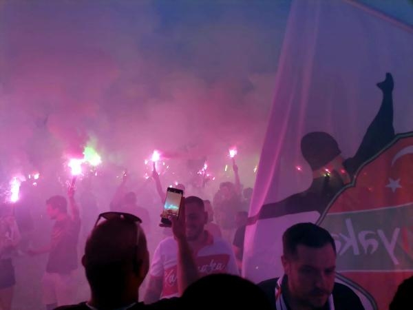 Karşıyaka taraftarı başkana karşı yürüdü
