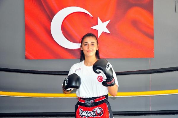 Kendini korumak için Kick Boks'a başladı, şimdi Milli Takım'da