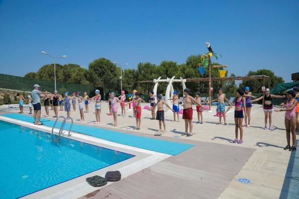 Kınıklı çocuklar, Aquapark'ta yüzme öğreniyor