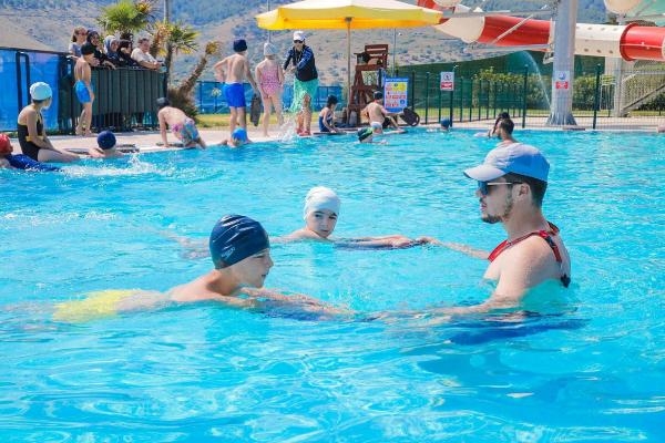 Kınıklı çocuklar, Aquapark'ta yüzme öğreniyor