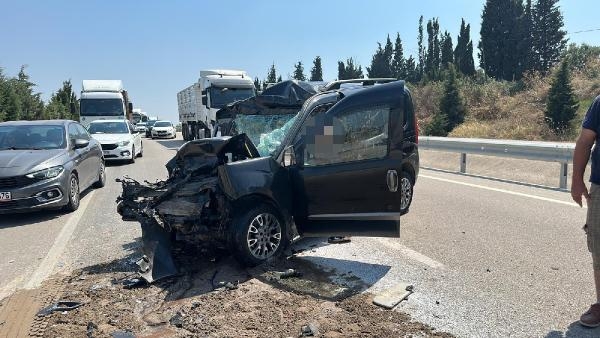 Kum yüklü kamyonete çarpan sürücü öldü