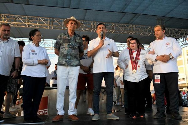 Kuşadası Sokak Festivali renkli görüntülere sahne oldu