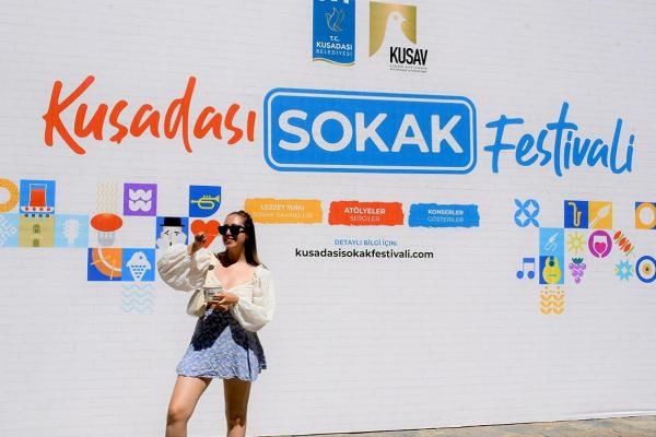 Kuşadası Sokak Festivali renkli görüntülere sahne oldu