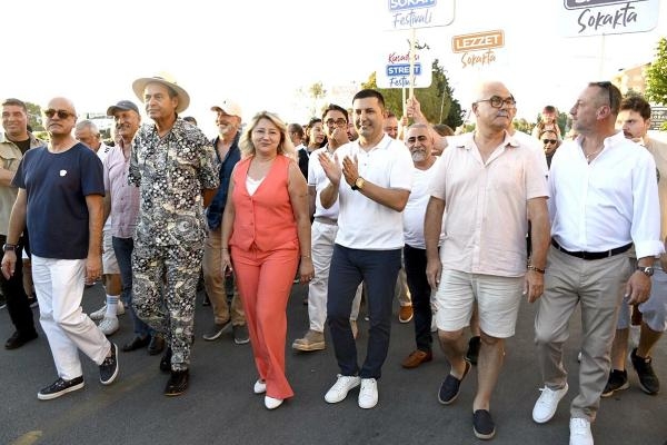 Kuşadası Sokak Festivali renkli görüntülere sahne oldu