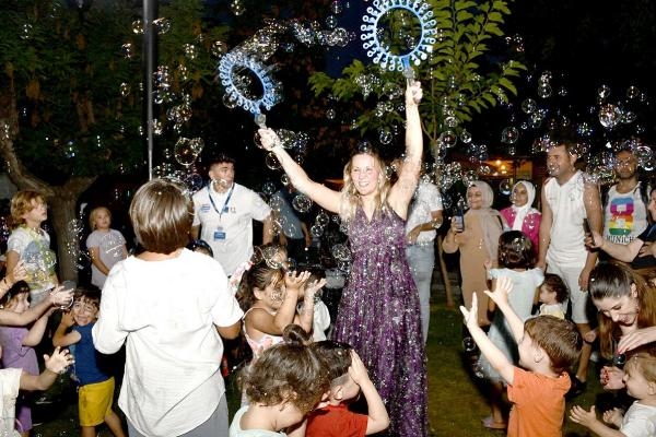 Kuşadası Sokak Festivali renkli görüntülere sahne oldu