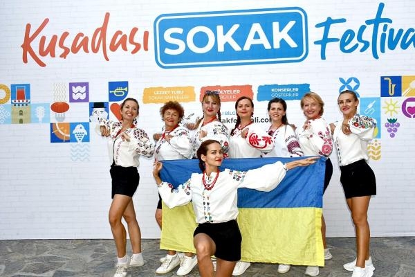 Kuşadası Sokak Festivali renkli görüntülere sahne oldu