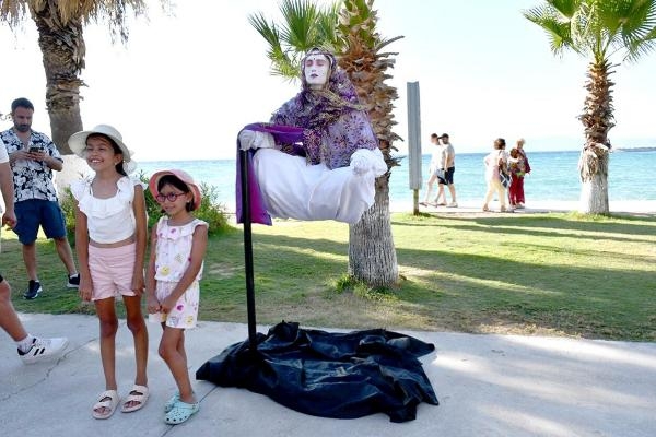 Kuşadası Sokak Festivali renkli görüntülere sahne oldu