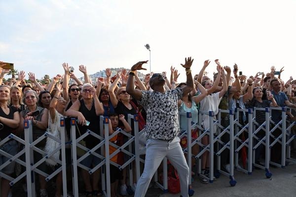 Kuşadası sokakta! Lezzet müzik, eğlence, sanat