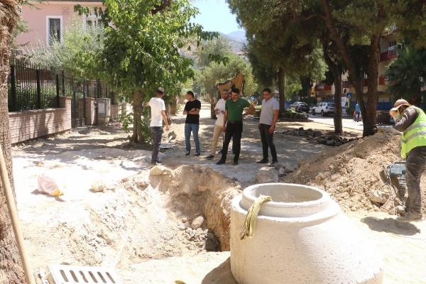 Manisa Büyükşehir Belediyesi, Atatürk Bulvarı'nda altyapı çalışmaları başlattı