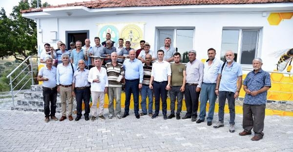 Manisa'da belediye tarafından 50 üreticiye 500 ana arı dağıtıldı