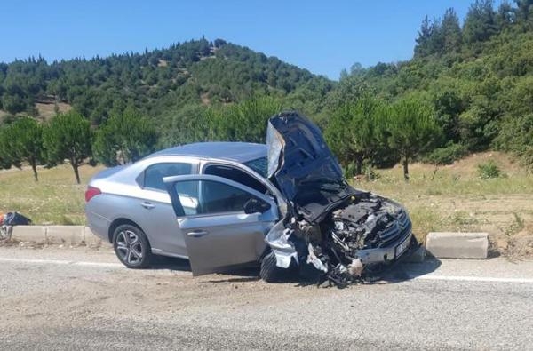 Manisa'da otomobil ile traktör çarpıştı: 4'ü çocuk 7 yaralı