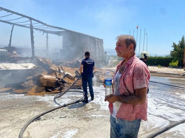 Manisa'da seyir halindeki TIR'ın dorsesi yandı