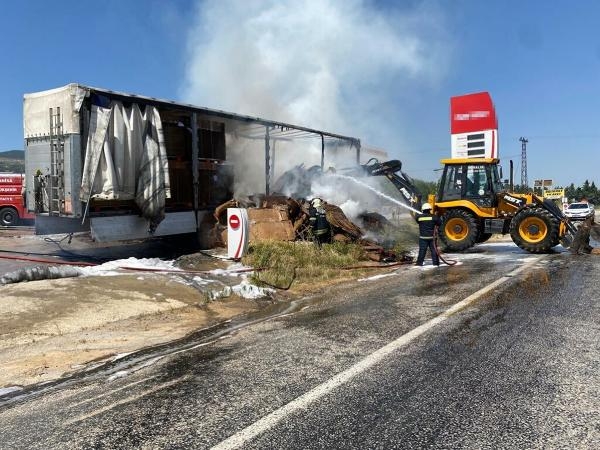 Manisa'da seyir halindeki TIR'ın dorsesi yandı