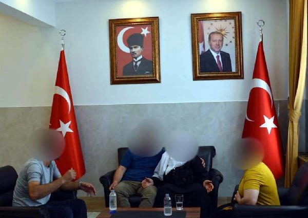 Örgütten kaçıp teslim olan 2 terörist, Aydın'da aileleri ile buluşturuldu