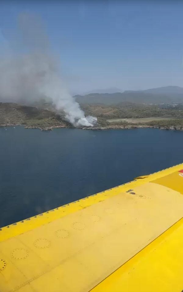 Orman yangınını denizden seyrettiler