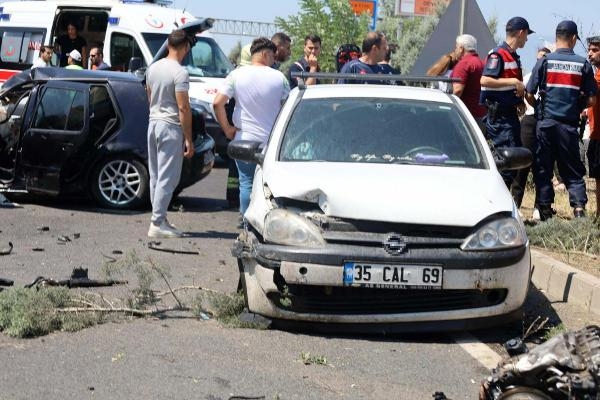Otomobil, 2 araca çarptı: Anne ve 2 oğlu yaralı