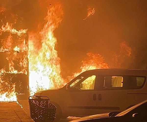 Otomobilde çıkan yangın, 2 araç ve depoya sıçradı